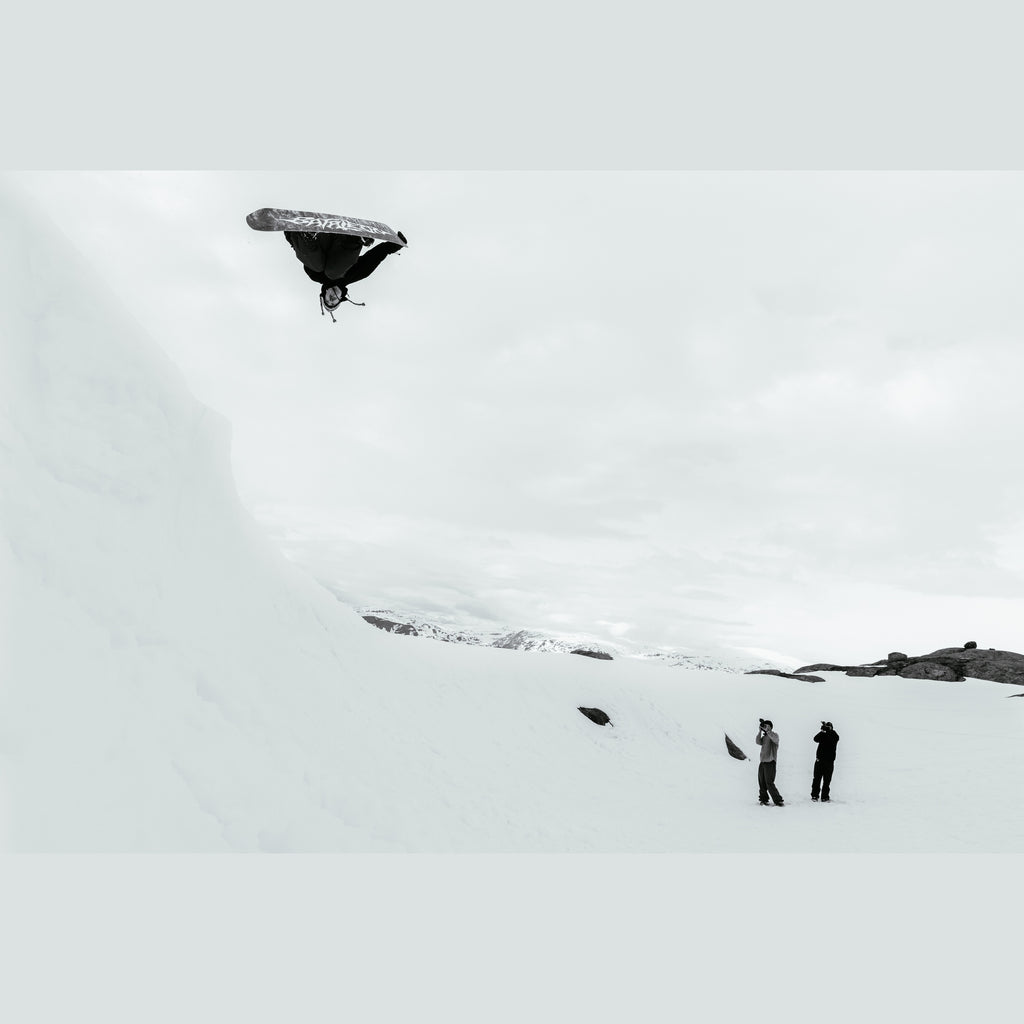 Bataleon Stereo Team Snowboard 2026/27 — snowboard jump action