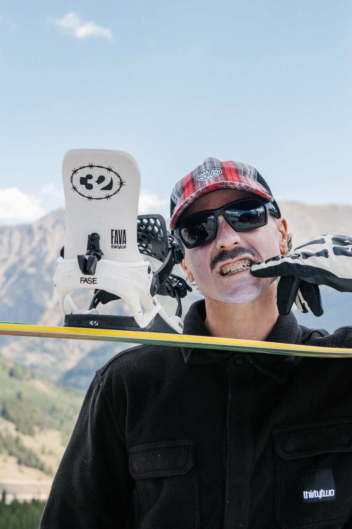 Pat Fava with ThirtyTwo T32M Pat Fava FASE White bindings mounted on his snowboard