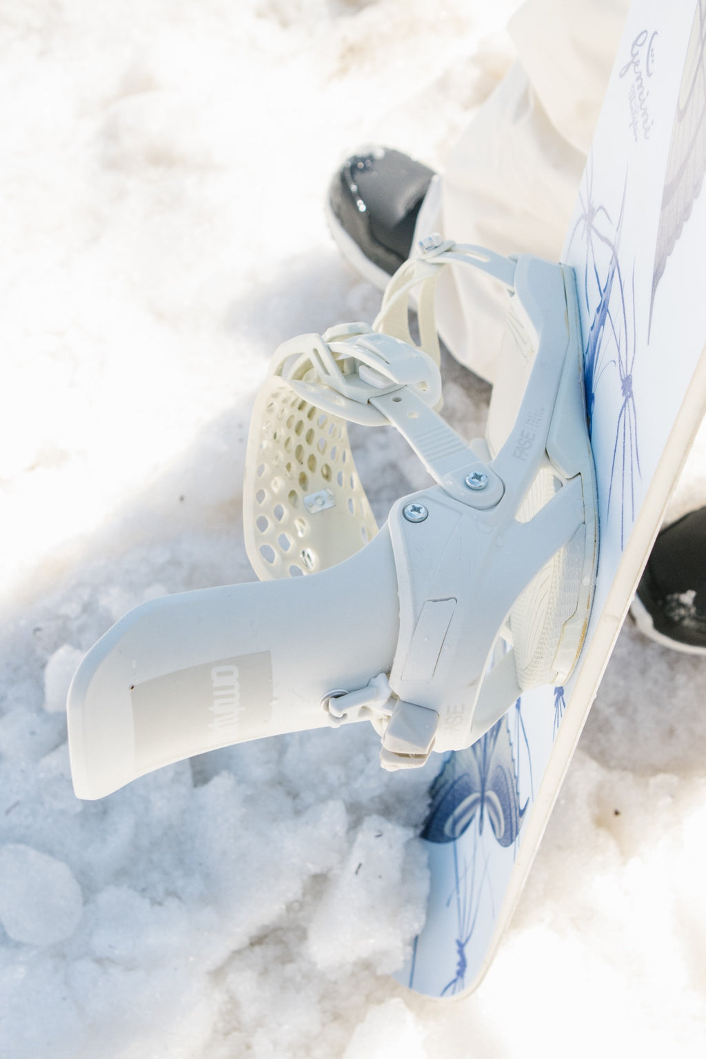 ThirtyTwo T32M FASE Bone binding mounted on a snowboard on snow